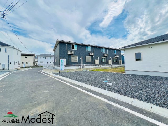 前橋市吉井町の前面道路含む現地写真|間口も広く駐車が苦手な方にもおススメ♪