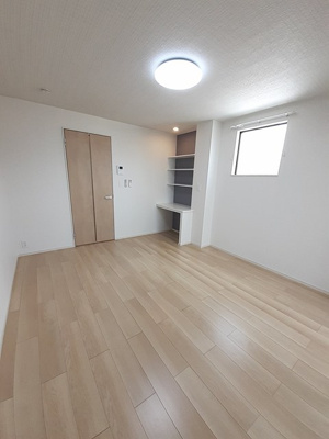 【寝室】 | ラヴィ・コンフォール | 角部屋2面採光の明るいお部屋です