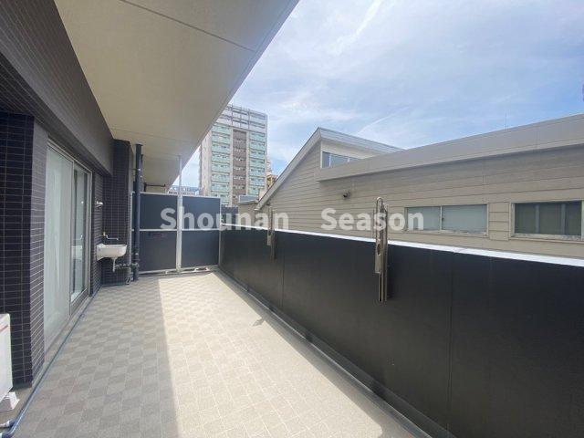 【バルコニー】 | 洗濯物干しはもちろん！ブランチも楽しめるワイドバルコニー◎