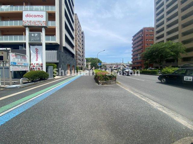 【周辺】 | コンビニ（徒歩３分）スーパー（徒歩６分）お買い物便良好な平坦地◎　
小・中学校近く、お子様の通学も楽々です♪