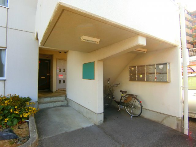 カルムハイツ千代田のエントランス