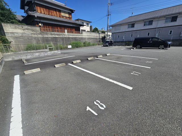 サニーDハウス芝町イーストE棟の駐車場