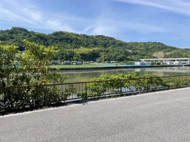 「更地渡し58坪」高知市高須新町４丁目　売り土地の展望|家の前に広がるのは、穏やかな水面と緑の山々