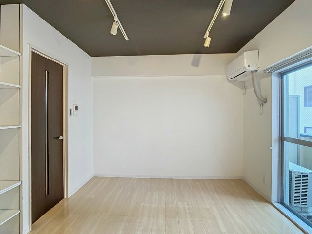 西川ハイツの居間・リビング