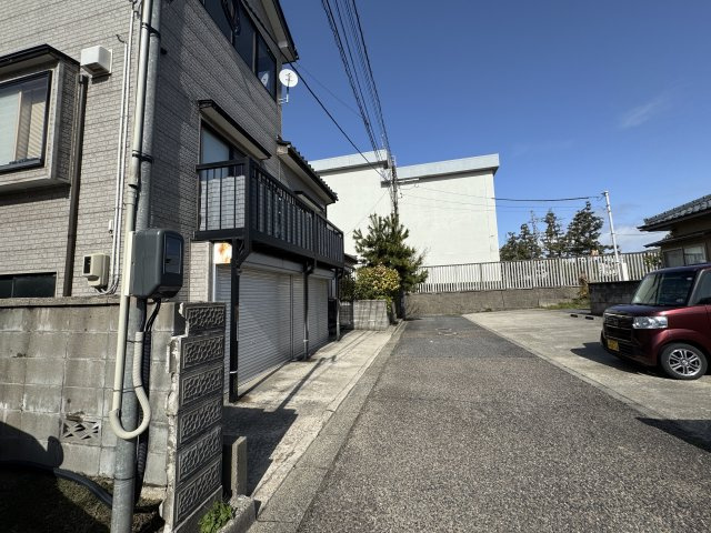 東区桃山町2丁目　売地の前面道路含む現地写真