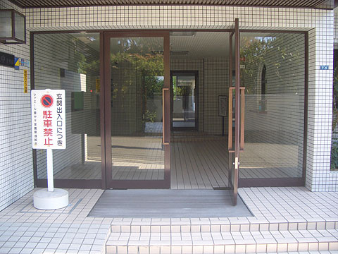 ファミール豊中千里園の玄関