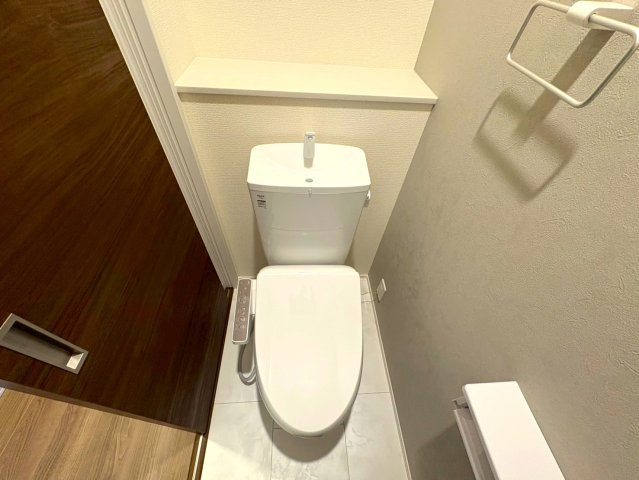 リーブルガーデン　江南市宮後町西屋敷（古知野東小学校前）　全3区画分譲のトイレ|超表面平滑加工とイオンパワーの「セフィオンテクト」加工で、汚れが付きにくく落ちやすい仕様で清潔です。
便器にフチがないので汚れが隠れて見えない部分がありません。お手入れがとってもラクラクです。