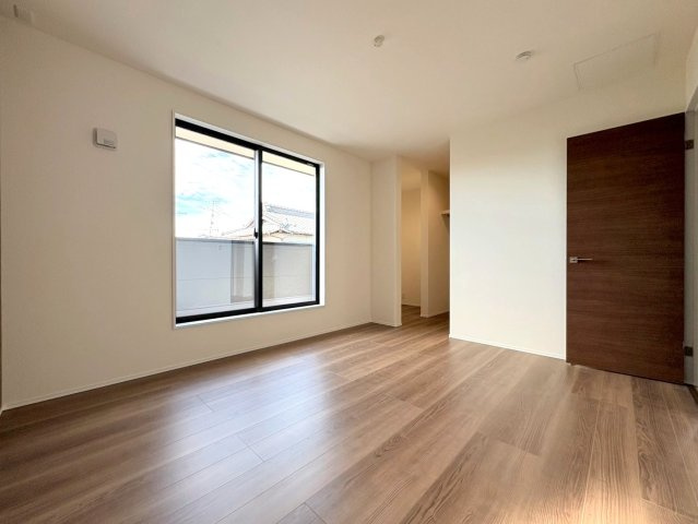 リーブルガーデン　江南市宮後町西屋敷（古知野東小学校前）　全3区画分譲の寝室|すべての居室にはたっぷり収納できる大型のクローゼット、各室に２４時間換気システムを設置しています。
排気ファンから低風量で24時間強制排気し、家の中の空気をいつも新鮮に保ちます。
