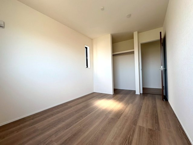 リーブルガーデン　江南市宮後町西屋敷（古知野東小学校前）　全3区画分譲の洋室|全居室にたっぷり収納できる大型クローゼット、居室部分の窓ガラスには間に空気層を設けたペアガラスを採用。
高い断熱性と共にガラス面の結露対策にも効果を発揮します。