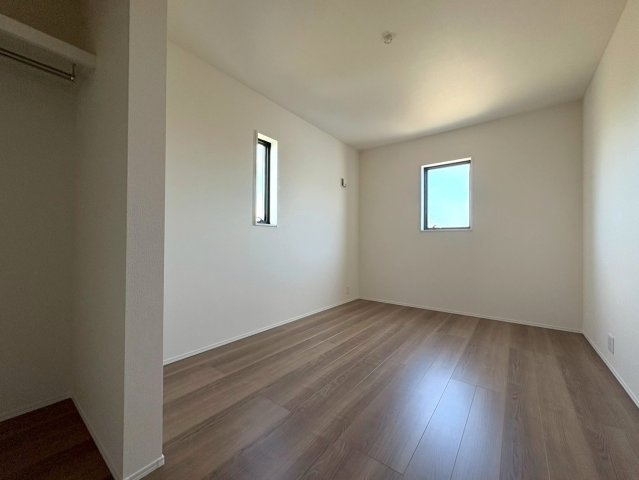 リーブルガーデン　江南市宮後町西屋敷（古知野東小学校前）　全3区画分譲の洋室|全居室にたっぷり収納できる大型クローゼット、居室部分の窓ガラスには間に空気層を設けたペアガラスを採用。
高い断熱性と共にガラス面の結露対策にも効果を発揮します。