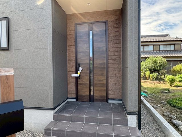 リーブルガーデン　江南市宮後町西屋敷（古知野東小学校前）　全3区画分譲の玄関|【ピッキング防止機能付き玄関ドア錠】玄関ドアの鍵は上下に２つあり、内側の下段は脱着サムターンキー。
鍵を不正に開錠されても、もう１つの鍵でピッキングを防ぎます。防犯性の高い仕様になっています。