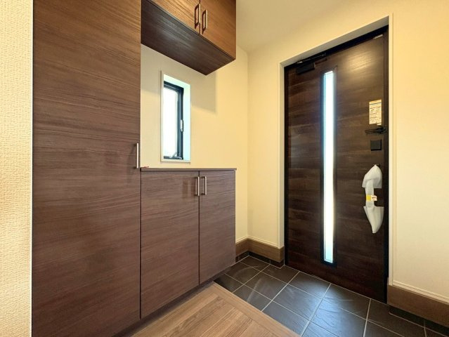 リーブルガーデン　江南市宮後町西屋敷（古知野東小学校前）　全3区画分譲の玄関|大容量のシューズ収納付きで玄関周りもすっきり！玄関ドアからの光が玄関ホールを明るくしてくれます。