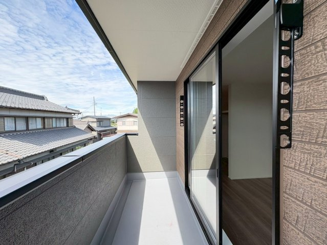 リーブルガーデン　江南市宮後町西屋敷（古知野東小学校前）　全3区画分譲のバルコニー|バルコニーは南向きで洗濯物もよく乾きます！強度と表面積硬度を持つFPRで防水しています。