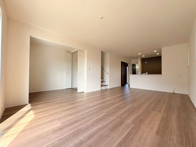 リーブルガーデン　江南市宮後町西屋敷（古知野東小学校前）　全3区画分譲の居間・リビング|明るい日差しをふんだんに取り込んだリビングダイニングは家族の笑顔につつまれた素敵な空間になります。
一建設の家は精度が高く丈夫な工法を採用し、「住宅トップランナー基準」に対応しています。