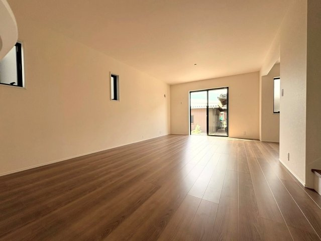 リーブルガーデン　江南市宮後町西屋敷（古知野東小学校前）　全3区画分譲の居間・リビング|明るい日差しをふんだんに取り込んだリビングダイニングは家族の笑顔につつまれた素敵な空間になります。
一建設の家は精度が高く丈夫な工法を採用し、「住宅トップランナー基準」に対応しています。