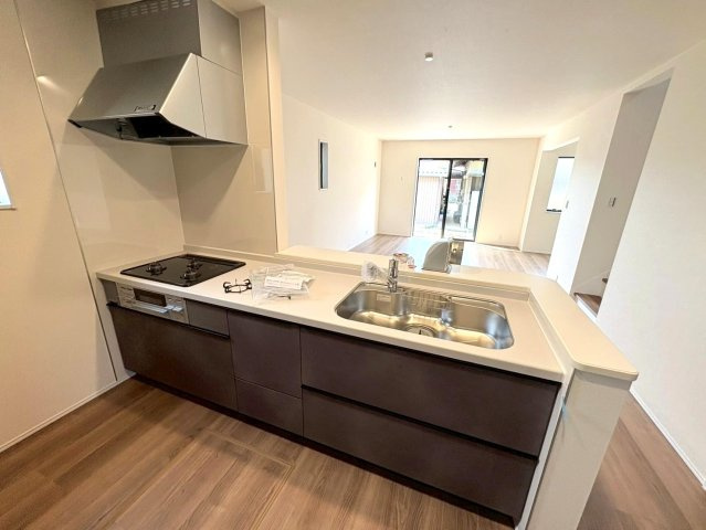 リーブルガーデン　江南市宮後町西屋敷（古知野東小学校前）　全3区画分譲のキッチン|機能的で手入れがしやすいシステムキッチンでお掃除も楽々。蛇口は浄水器内蔵型で節湯CI対応水栓です。　
人造大理石カウンターやキッチンパネルなど明るくきれいにお使いいただけます。