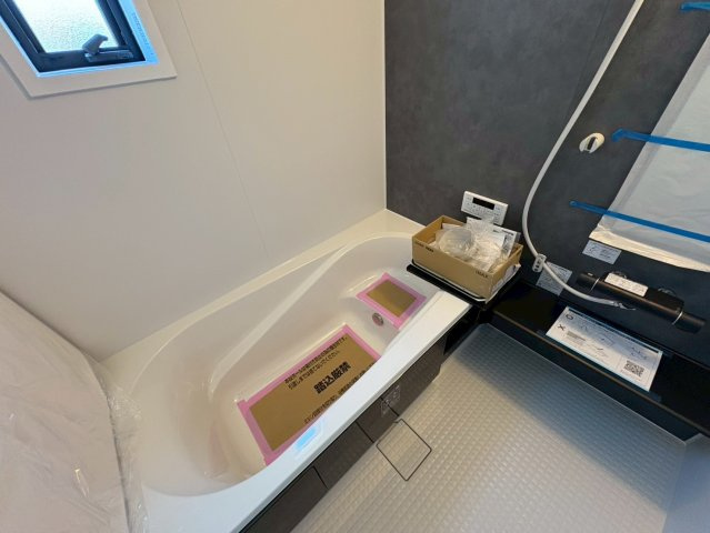 リーブルガーデン　江南市宮後町西屋敷（古知野東小学校前）　全3区画分譲の浴室|明るく清潔感がある浴室。浴槽は環境にやさしい節水タイプ。浴槽内ステップで半身浴、親子入浴も安心です。
洗い場の床は乾きやすく滑りにくい快適仕様、水はけが良くカビの発生を軽減できます。
