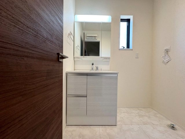 リーブルガーデン　江南市宮後町西屋敷（古知野東小学校前）　全3区画分譲の独立洗面台|洗面化粧台 幅 750mm、軽く割れにくい洗面ボールと場所をとらないコンパクト設計の本体キャビネットです。
ミラー扉の内側は全て収納スペースです。リフトアップシャワーを採用し両手が自由に使えます