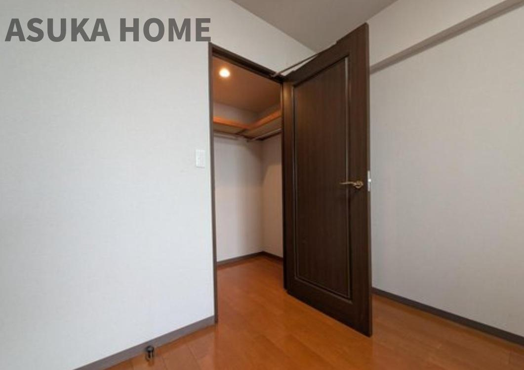 スタンレーヒルズ横浜小机の収納|ウォークインクローゼットのある住まいで収納上手な生活を実現！衣類だけでなく、箱物や思い出の品もたっぷり収納できるので、整理整頓もスムーズに。居室空間をより広々と使えます！