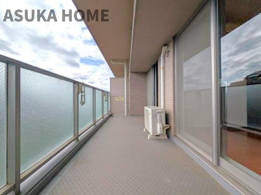 スタンレーヒルズ横浜小机のバルコニー|広くワイドなスペースになっているので、一度にたくさんの洗濯物が干せそうですね♪