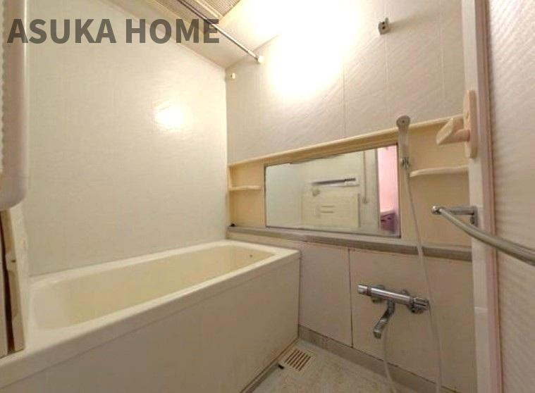 スタンレーヒルズ横浜小机の浴室|ゆったり足が伸ばせるので、毎日の疲れを癒すバスタイムを実現。ご家族みんなでも入れますね♪浴室換気乾燥暖房機付きで浴室内干しも可能！