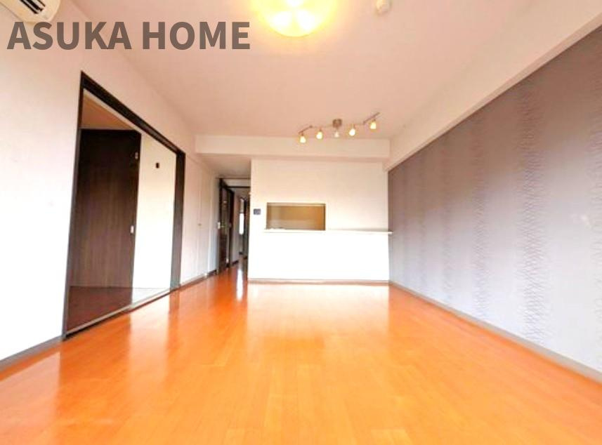 スタンレーヒルズ横浜小机の居間・リビング|9.9帖のLDKと隣接した6帖の洋室。
来客の際には、LDKと洋室の間の扉を開けることで、開放感あふれる空間に！