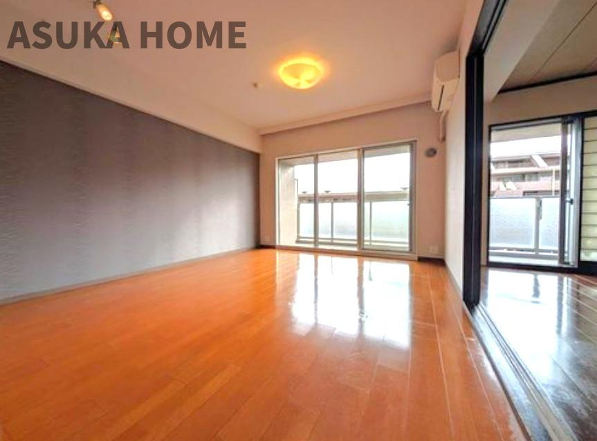 スタンレーヒルズ横浜小机の居間・リビング|どちらの居室にも大きな窓がある為、リビング全体が明るい陽光に包まれます。