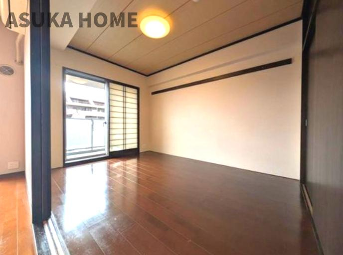 スタンレーヒルズ横浜小机の洋室|リビングから目が届く６帖の洋室なので、お子様の遊び部屋・お昼寝スペースとして使うのもオススメです♪