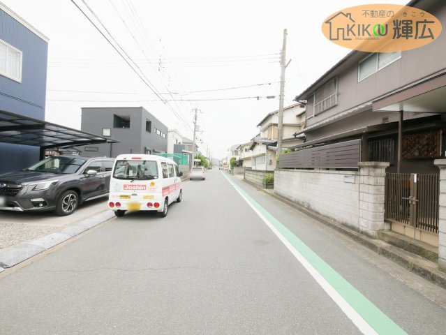 加古川市西神吉町岸　中古戸建の前面道路含む現地写真