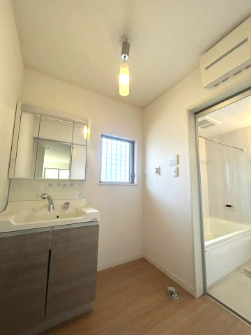 川口市里　中古戸建の独立洗面台