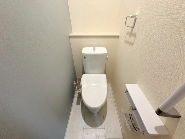 リーブルガーデン　江南市宮後町西屋敷（古知野東小学校前）　全3区画分譲のトイレ|超表面平滑加工とイオンパワーの「セフィオンテクト」加工で、汚れが付きにくく落ちやすい仕様で清潔です。
便器にフチがないので汚れが隠れて見えない部分がありません。お手入れがとってもラクラクです。