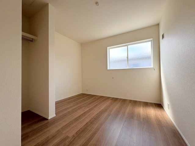 リーブルガーデン　江南市宮後町西屋敷（古知野東小学校前）　全3区画分譲の洋室|全居室にたっぷり収納できる大型クローゼット、居室部分の窓ガラスには間に空気層を設けたペアガラスを採用。
高い断熱性と共にガラス面の結露対策にも効果を発揮します。