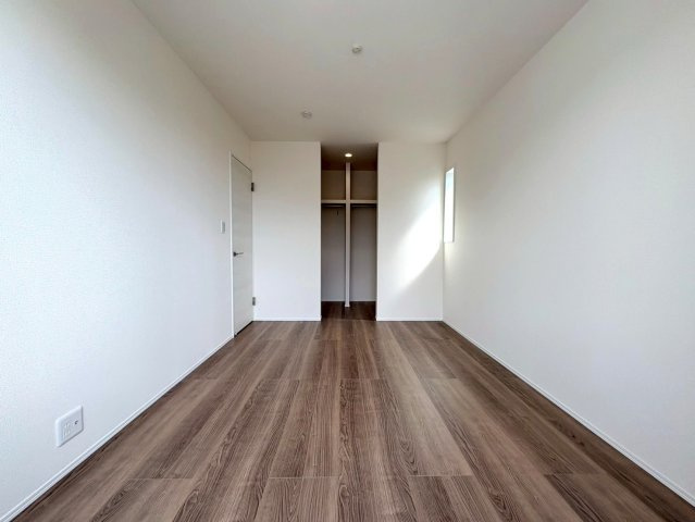 リーブルガーデン　江南市宮後町西屋敷（古知野東小学校前）　全3区画分譲の洋室|全居室にたっぷり収納できる大型クローゼット、居室部分の窓ガラスには間に空気層を設けたペアガラスを採用。
高い断熱性と共にガラス面の結露対策にも効果を発揮します。