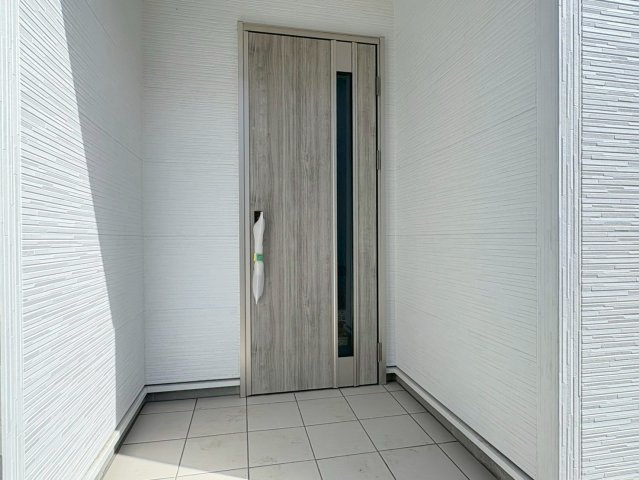 リーブルガーデン　江南市宮後町西屋敷（古知野東小学校前）　全3区画分譲の玄関|【ピッキング防止機能付き玄関ドア錠】玄関ドアの鍵は上下に２つあり、内側の下段は脱着サムターンキー。
鍵を不正に開錠されても、もう１つの鍵でピッキングを防ぎます。防犯性の高い仕様になっています。