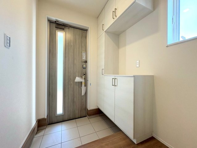 リーブルガーデン　江南市宮後町西屋敷（古知野東小学校前）　全3区画分譲の玄関|大容量のシューズ収納付きで玄関周りもすっきり！玄関ドアからの光が玄関ホールを明るくしてくれます。