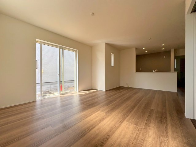 リーブルガーデン　江南市宮後町西屋敷（古知野東小学校前）　全3区画分譲の居間・リビング|明るい日差しをふんだんに取り込んだリビングダイニングは家族の笑顔につつまれた素敵な空間になります。
一建設の家は精度が高く丈夫な工法を採用し、「住宅トップランナー基準」に対応しています。