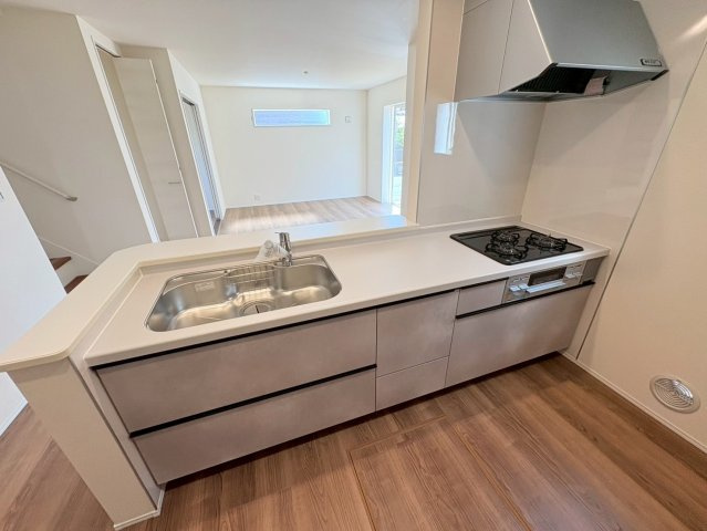 リーブルガーデン　江南市宮後町西屋敷（古知野東小学校前）　全3区画分譲のキッチン|機能的で手入れがしやすいシステムキッチンでお掃除も楽々。蛇口は浄水器内蔵型で節湯CI対応水栓です。　
人造大理石カウンターやキッチンパネルなど明るくきれいにお使いいただけます。