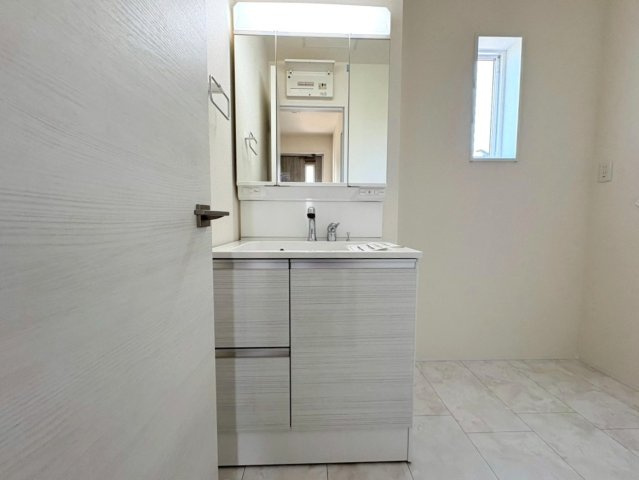 リーブルガーデン　江南市宮後町西屋敷（古知野東小学校前）　全3区画分譲の独立洗面台|洗面化粧台 幅 750mm、軽く割れにくい洗面ボールと場所をとらないコンパクト設計の本体キャビネットです。
ミラー扉の内側は全て収納スペースです。リフトアップシャワーを採用し両手が自由に使えます