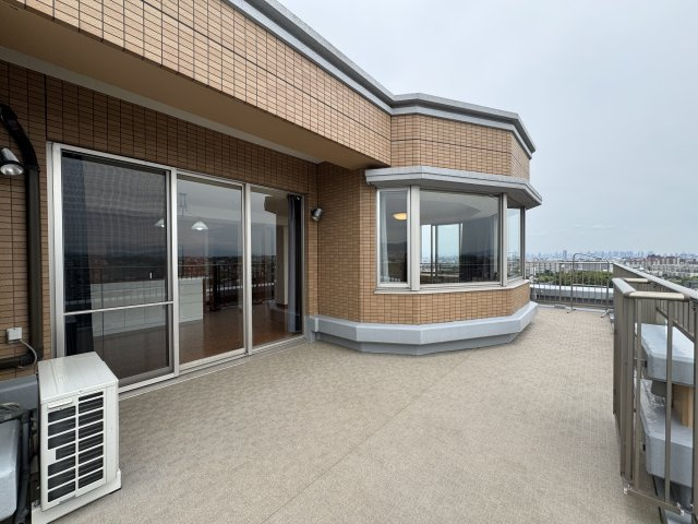 グランドメゾン万博公園南のバルコニー