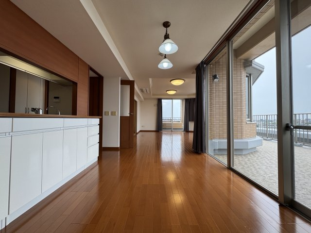 グランドメゾン万博公園南の居間・リビング