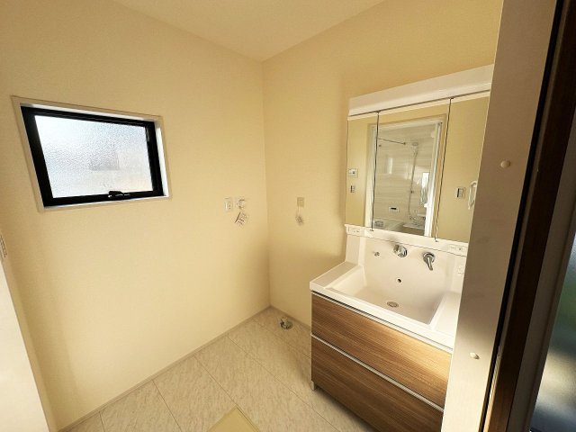 【独立洗面台】 | 川越市扇河岸　新築一戸建住宅　全1棟　(ふじみ野店) | 身支度に便利な3面鏡のシャワードレッサー