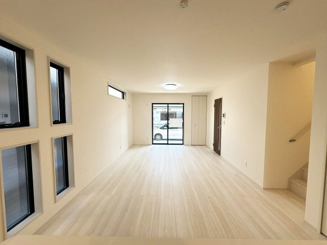 【居間・リビング】 | 川越市扇河岸　新築一戸建住宅　全1棟　(ふじみ野店) | リビング18.25帖
ご家族との会話が自然と増えるリビングイン階段を採用。