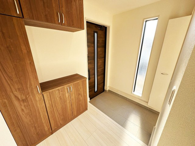 【玄関】 | 川越市扇河岸　新築一戸建住宅　全1棟　(ふじみ野店) | 木目調のシューズボックスが落ち着いた雰囲気を演出。