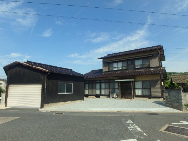 児島下の町戸建の外観|3.4台駐車可能＋倉庫付き