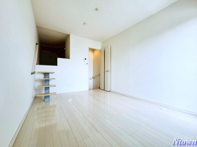 【居間・リビング】 | ドヌールⅤ草薙 | こちらの居間で趣味の時間をお楽しみください