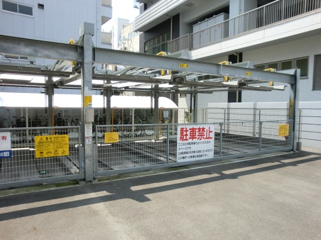 クレール十三の駐車場