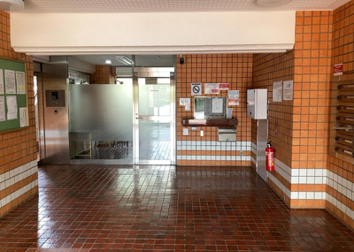 【エントランス】 | スターハイツ相模大野駅前 | マンションのエントランスには、もともと風よけや防犯の役割がありますが、マンションによって宅配ボックスなどの設備が備わっている所もあります。日々の生活をイメージしながら生活しやすさをチェックしましょう。