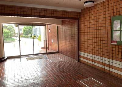 【ロビー】 | スターハイツ相模大野駅前 | ラウンジは、マンションの共用スペースに椅子やテーブルなどを配置した利用者が寛げる空間です。屋内型ラウンジと屋外型ラウンジがあります。共用部分の管理状況と合わせて、詳細については現地でご確認ください。