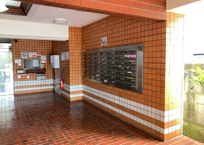 【設備】 | スターハイツ相模大野駅前 | エントランス付近に設置されている集合ポストは、住んでいる部屋と離れているため、ポストをあさるなど誰かに何かされていても被害に気づきにくいです。入居する時には他人に特定されにくい番号で鍵をかけましょう！