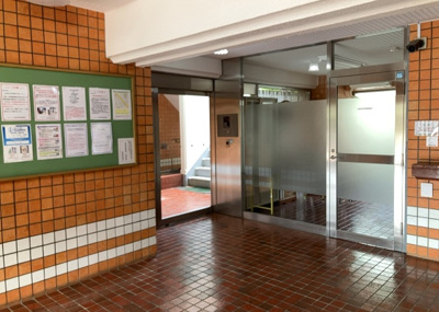 【ロビー】 | スターハイツ相模大野駅前 | ロビーというと、エントランスと何がちがうの？と思いますよね。実はロビーとエントランスには明確な決まりはありません。物件によっては、エントランスを入って広がるある程度の広さのある空間がロビーとなります。